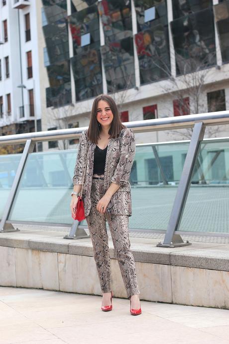 Outfit con traje de animal print Outfit con traje de animal print