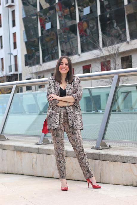 Outfit con traje de animal print Outfit con traje de animal print