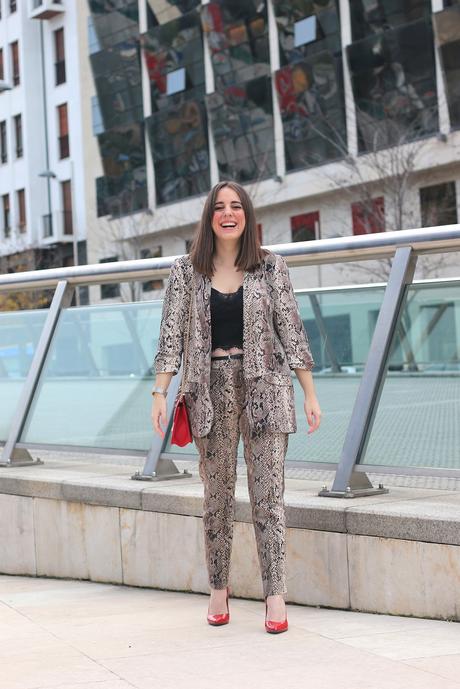Outfit con traje de animal print Outfit con traje de animal print