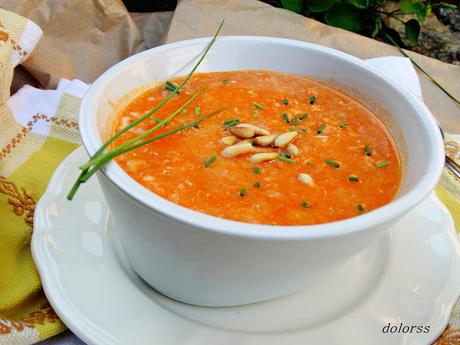 Sopas de ajo con sofrito de tomate, huevo y piñones Sopas de ajo con sofrito de tomate, huevo y piñones