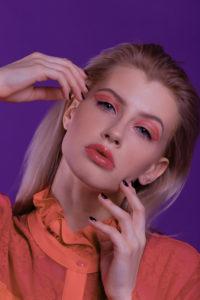 Súmate a las tendencias beauty que vienen pisando fuerte en 2019 maquillaje living coral