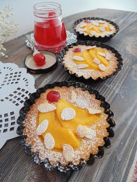 Clafoutis de melocotón y cerezas