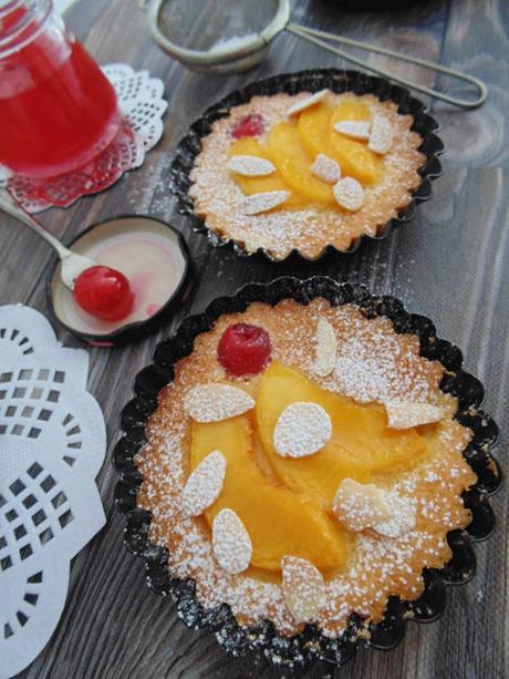 Clafoutis de melocotón y cerezas