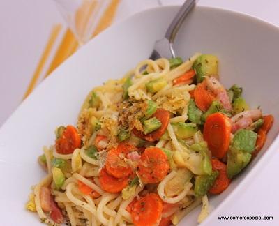 Espaguetis con verduras y queso gratinado sin lactosa
