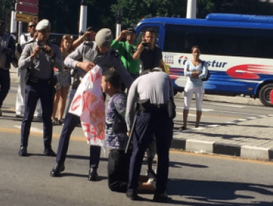 Cubano protesta frente al Capitolio junto a sus dos hijos y la policía lo detiene