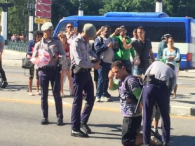 Cubano protesta frente al Capitolio junto a sus dos hijos y la policía lo detiene