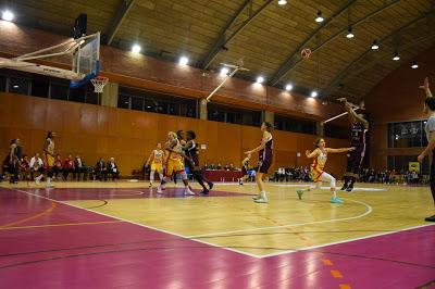 Galería de clics del Bàsquet Femení Sant Adrià-Uni Girona