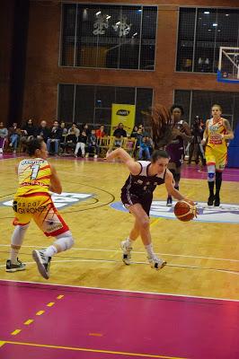 Galería de clics del Bàsquet Femení Sant Adrià-Uni Girona