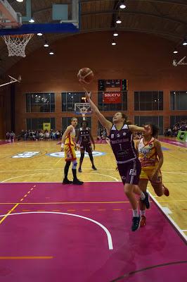 Galería de clics del Bàsquet Femení Sant Adrià-Uni Girona