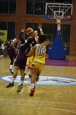 Galería de clics del Bàsquet Femení Sant Adrià-Uni Girona