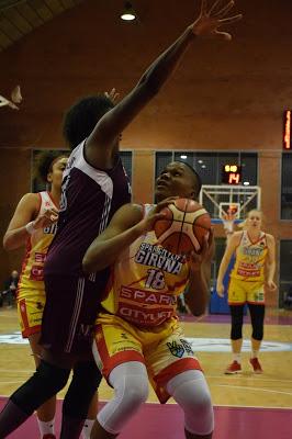 Galería de clics del Bàsquet Femení Sant Adrià-Uni Girona