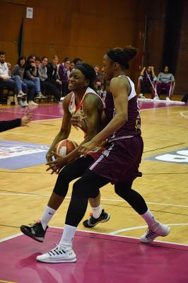 Galería de clics del Bàsquet Femení Sant Adrià-Uni Girona