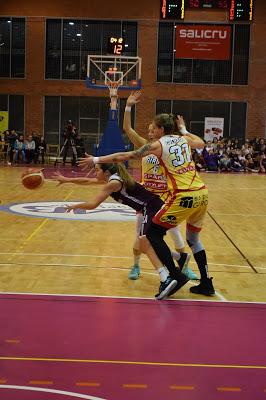 Galería de clics del Bàsquet Femení Sant Adrià-Uni Girona