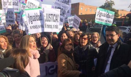 La izquierda andaluza opta por una oposición callejera y gritona, basada en falsedades