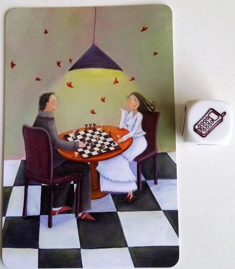 Carta pareja jugando al ajedrez y dado con móvil