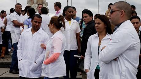 Médicos cubanos solicitan a Bolsonaro la reincorporación al sistema de salud mientras preparan la reválida