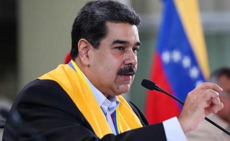 Maduro expresa condolencias por muertes de explosión coche-bomba en Colombia.