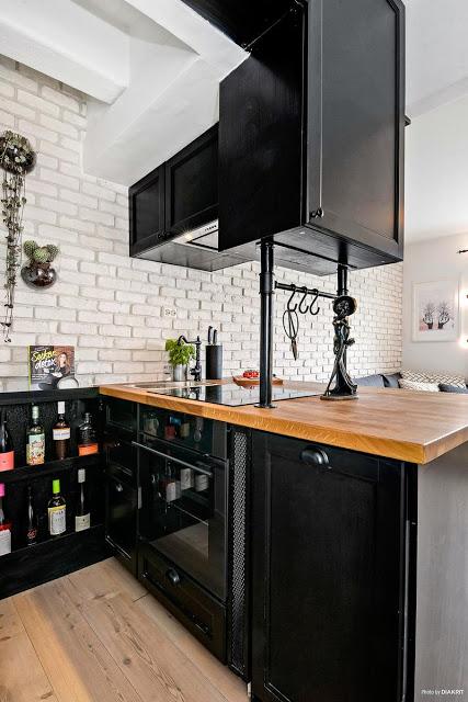 Una cocina en negro para 20m2