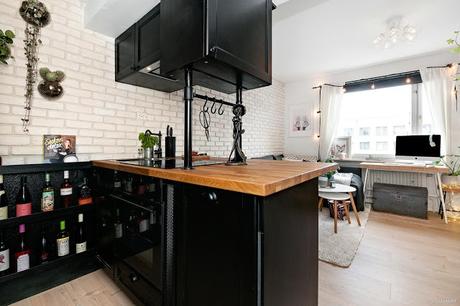 Una cocina en negro para 20m2