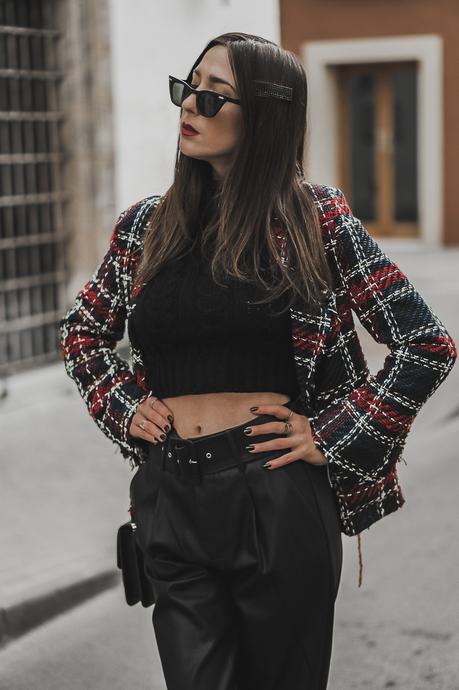 Cómo combinar una blazer de cuadros tartán