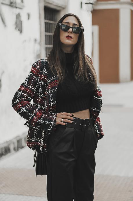 joggers y blazer de cuadros