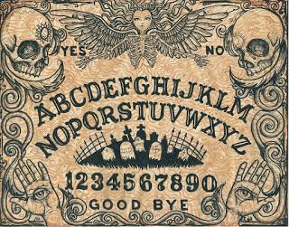 Con una ouija en el panteón