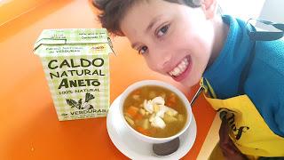 Sopa de verduras y pollo para niños