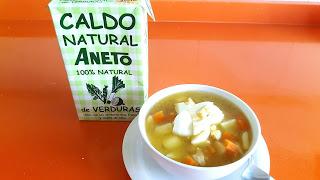 Sopa de verduras y pollo para niños