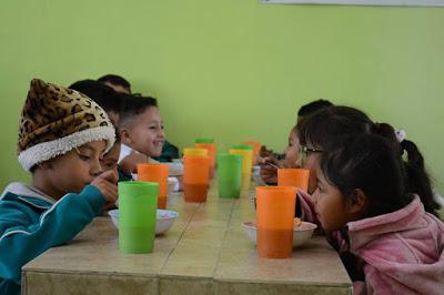 EN LOS COMEDORES ESCOLARES QUE COORDINA EL DIF. MUNICIPAL OFRECEN UNA OPCIÓN ALIMENTICIA PARA LOS NIÑOS Y NIÑAS.
