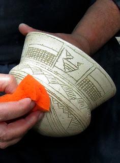 Un vaso singular de Los Saladares, Orihuela. Una cazuela orientalizante, geométrica incisa, polícroma y decorada con aves esquemáticas. Un vaso singular de Los Saladares, Orihuela. Una cazuela orientalizante, geométrica incisa, polícroma y decorada con aves esquemáticas.