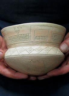 Un vaso singular de Los Saladares, Orihuela. Una cazuela orientalizante, geométrica incisa, polícroma y decorada con aves esquemáticas.