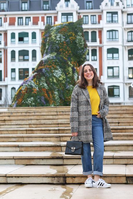 Look casual con mom jeans y zapatillas Look casual con mom jeans y zapatillas