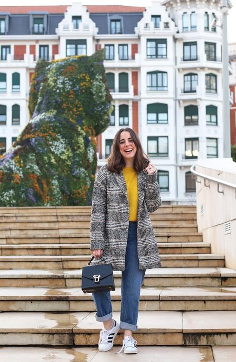 Look casual con mom jeans y zapatillas Look casual con mom jeans y zapatillas
