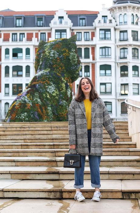 Look casual con mom jeans y zapatillas Look casual con mom jeans y zapatillas