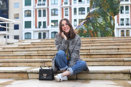 Look casual con mom jeans y zapatillas Look casual con mom jeans y zapatillas