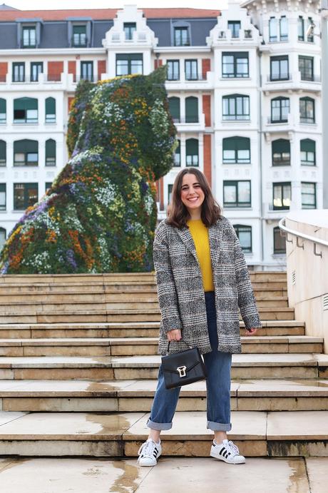 Look casual con mom jeans y zapatillas Look casual con mom jeans y zapatillas