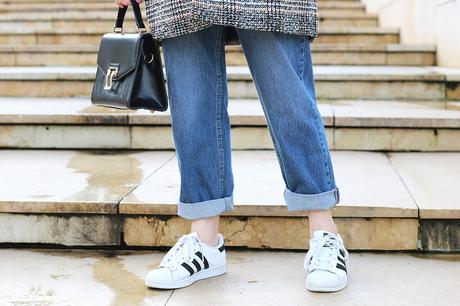 Look casual con mom jeans y zapatillas Look casual con mom jeans y zapatillas
