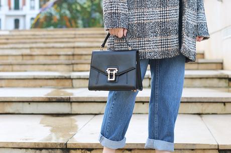 Look casual con mom jeans y zapatillas Look casual con mom jeans y zapatillas