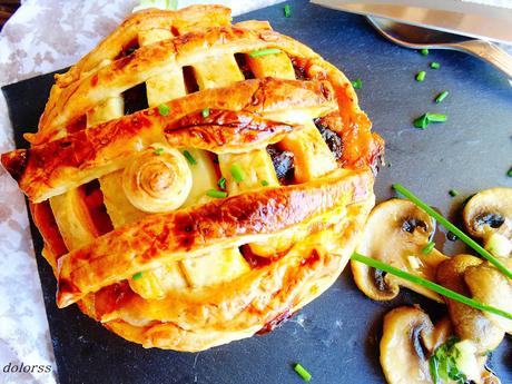 Pastel de carne con champiñones, espinacas, pasas y piñones