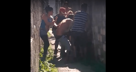 Cubanos se pelean por un cartón de huevo y queda captado en cámaras