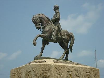 En las estatuas de una persona a caballo...
