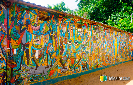 Ver y tocar cocodrilos en Gambia Mural del Centro de Interpretación del Kachikally Krokodillenpoel