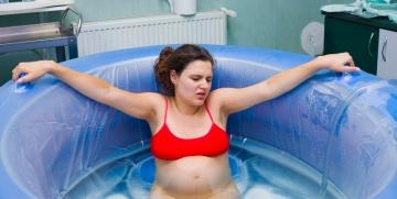 Partos alternativos en el agua y de cuclillas