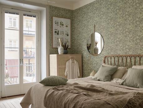 Colores pastel, papel de pared floral y mimbre para un dormitorio acogedor