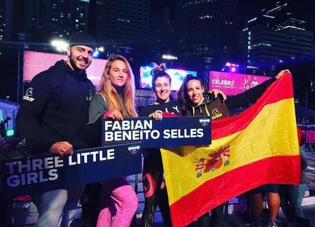 Fabian Beneito junto con el equipo español: Three Little girls