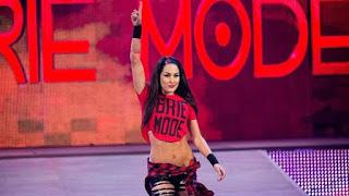 Brie Bella asusta después de causar conmoción cerebral a Liv Morgan