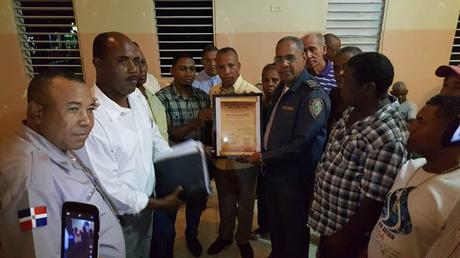 Grupos sociales premian labor de coronel Cristobal Segura (Cuquito).