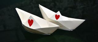 https://pixnio.com/es/vacaciones/san-valentin-dia/origami-barco-papel-corazon-dibujado