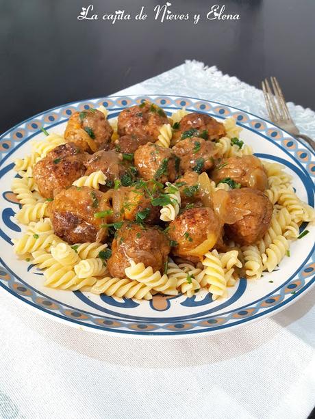 Albóndigas Salisbury