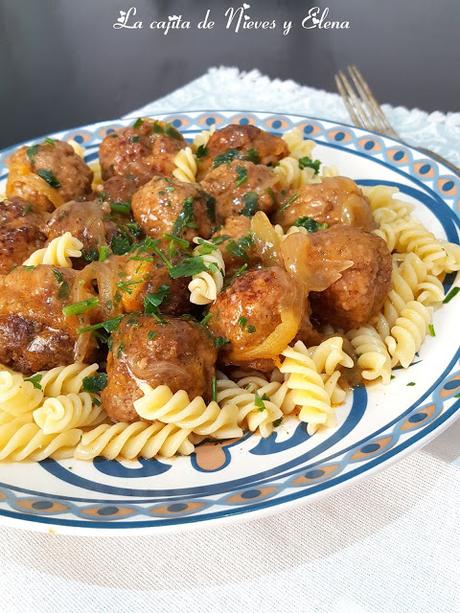 Albóndigas Salisbury